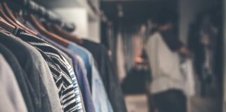 Ekspozycja ubrań w sklepie odzieżowym