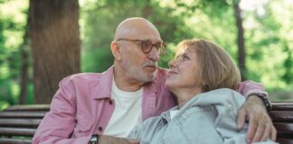 Jakie są najlepsze porady dla seniorów przy pakowaniu się na wakacje?