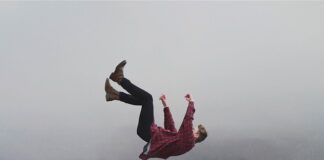 Czy trzeba zapinać ostatni guzik w koszuli?