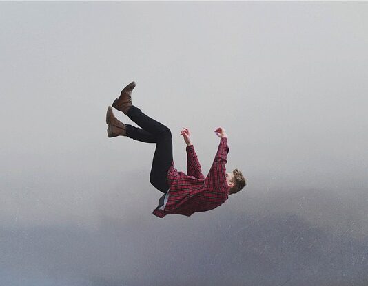 Czy trzeba zapinać ostatni guzik w koszuli?