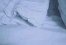 Kołdra z puchu gęsiego jako prezent – kiedy ciepło staje się symbolem troski? kołdra z puchu gęsiego